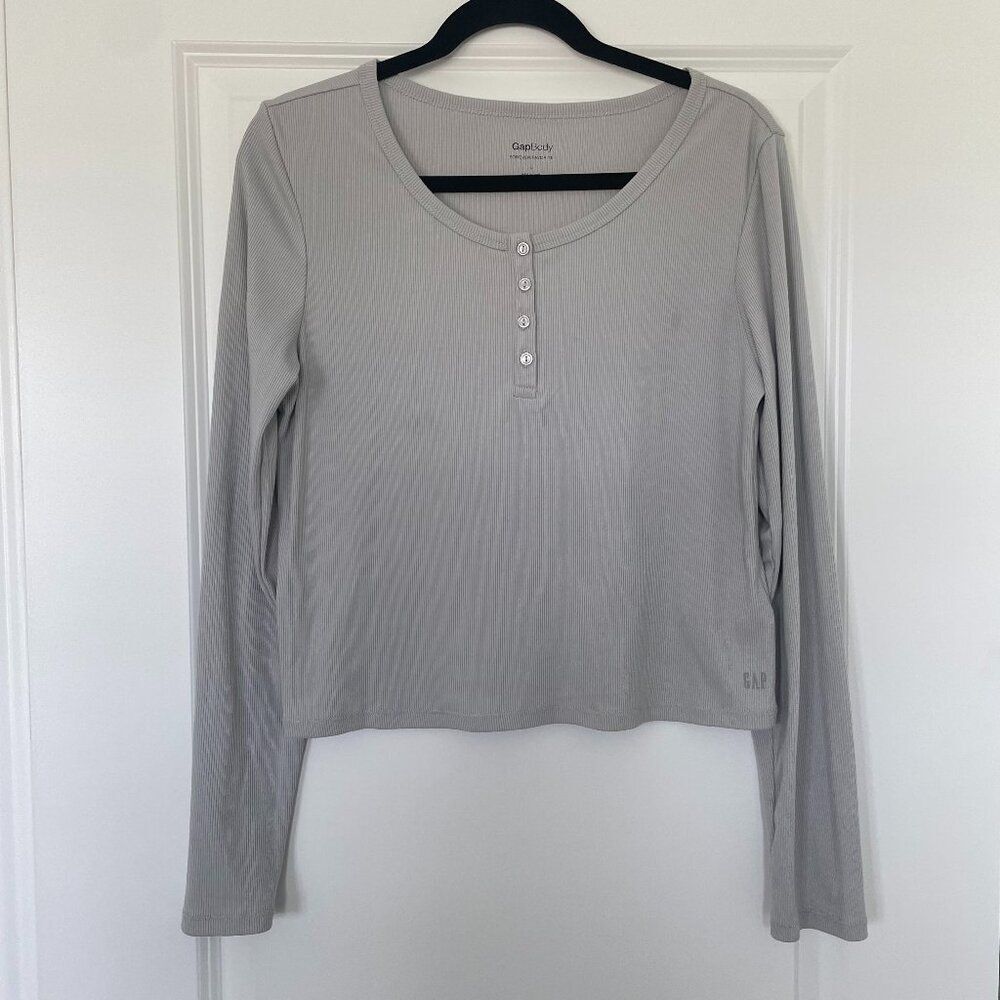 GapBody Ribbed Long Sleeve Henley Scoop Neck Crop Top – Soft, Button Tab, Size L